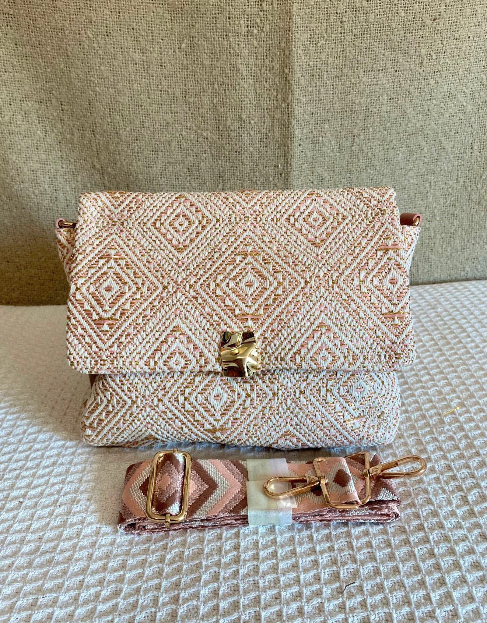 Bolso bandolera jacquard crema rosa y dorado con correa étnica 